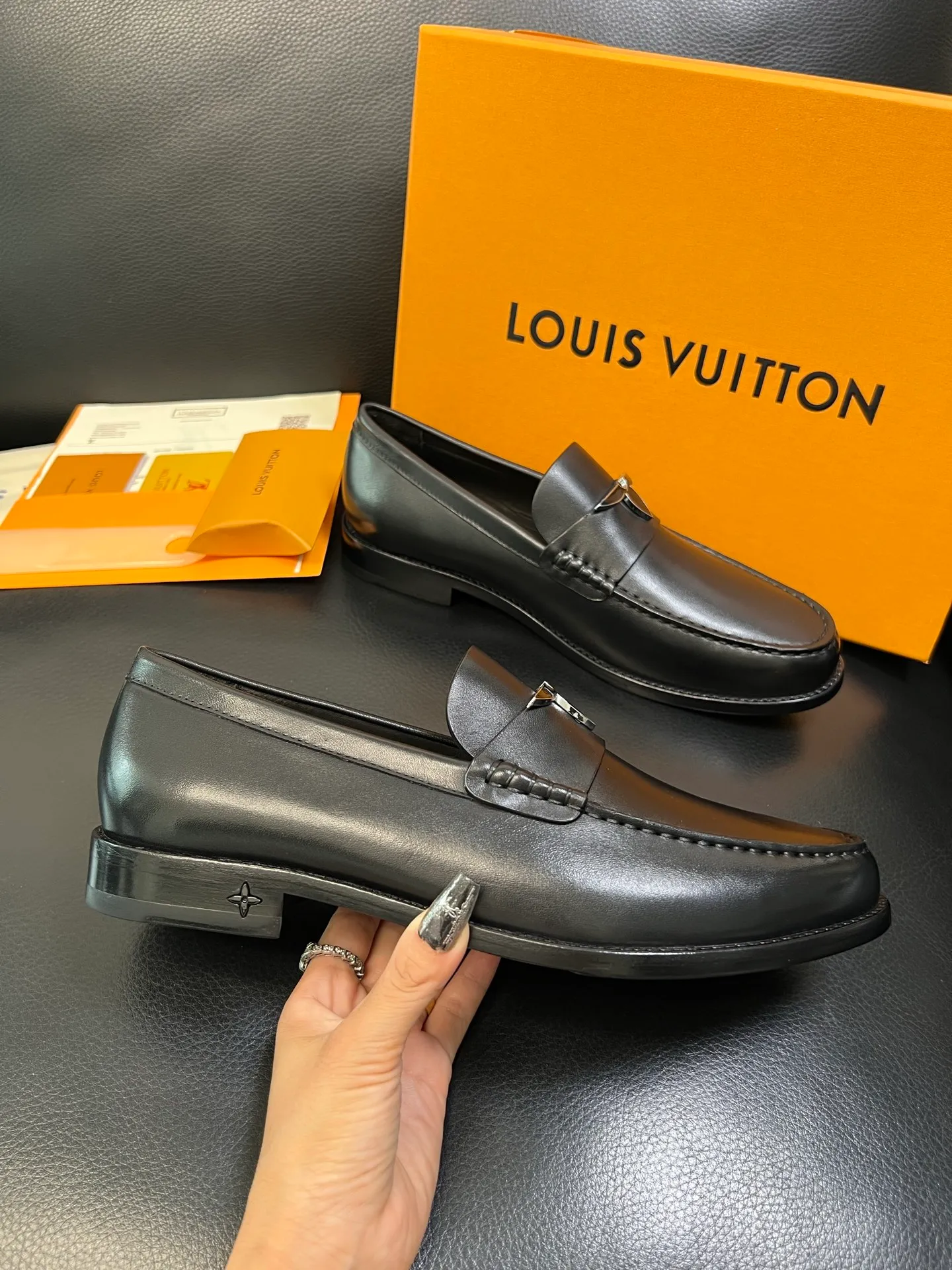 Men's shoes 💰920 Lv high quality top crafts Louis Vuitton leather shoes counter synchronized with original factory configuration, uppers imported from Italy, imported water-dyed cowhide lining, soles: original genuine leather soles specially provided by the original factory, original factory and single goods, welcome to compare, code number 39-44 (customized 38 45 46)